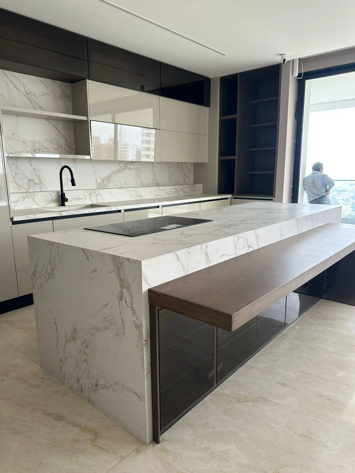 Isla de cocina en cascada con mesón de vetas, trabajo realizado