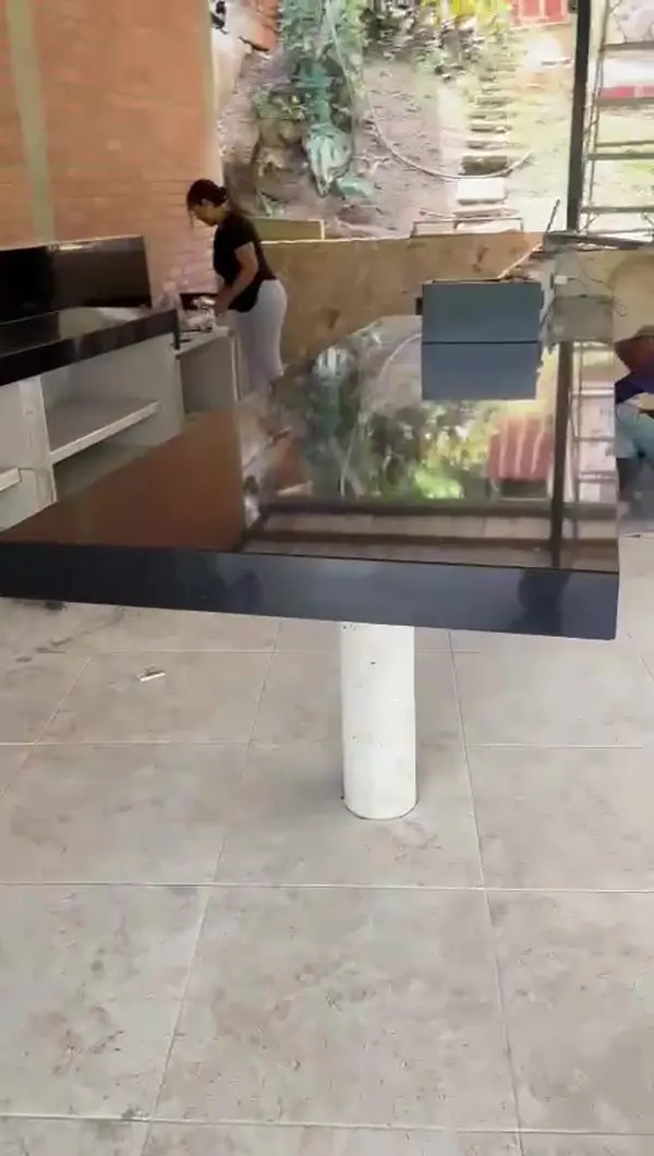 Mesón negro para zona social exterior durante la instalación