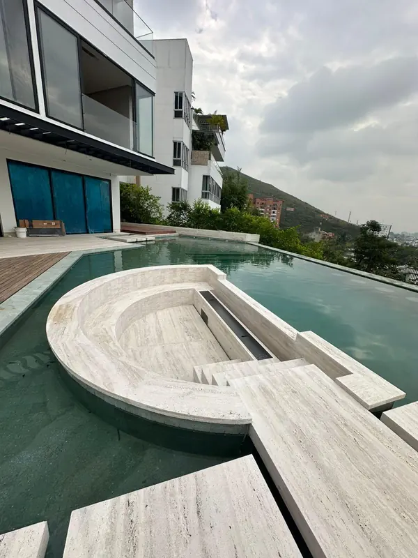 Bordes, banca y pasos de piscina revestidos en piedra natural